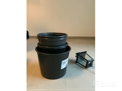 Plastkrukor & gravlykta