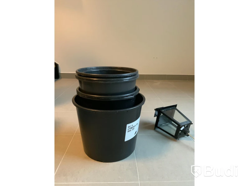 Plastkrukor & gravlykta