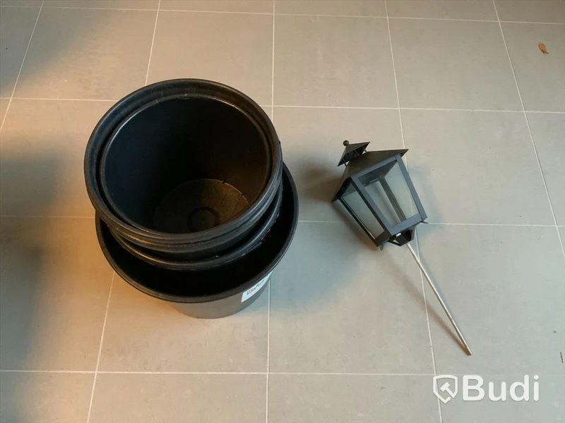 Plastkrukor & gravlykta
