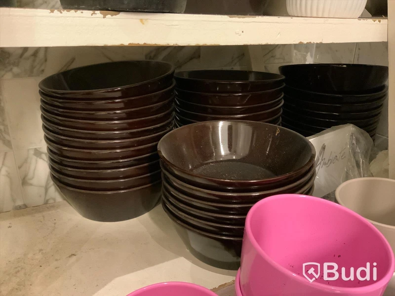 ​Diverse krukor och vas, diverse dekorationer (Toaletten, lager)