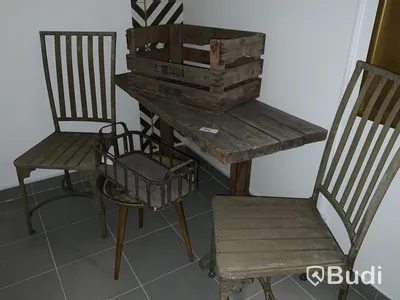 2st järnstolar, träbord, sidobord & 2st korgar