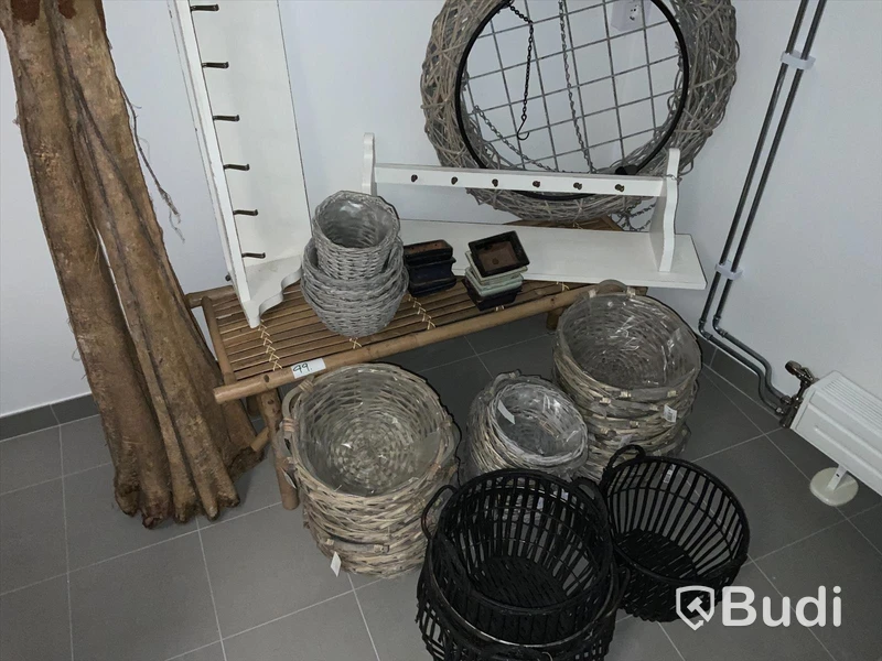 Bambu bänk, klädhängare, dekorations träd & div korgar olika storlekar mm