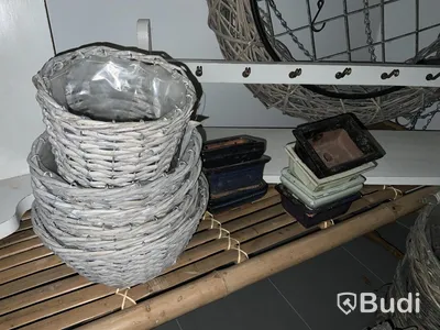 Bambu bänk, klädhängare, dekorations träd & div korgar olika storlekar mm