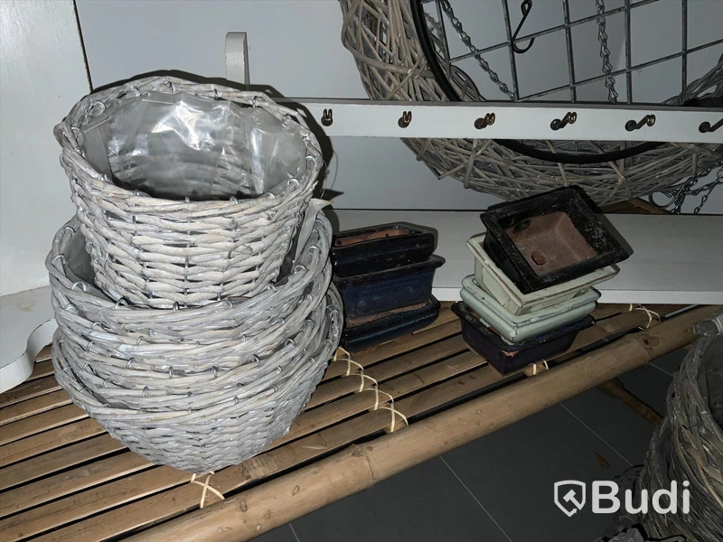 Bambu bänk, klädhängare, dekorations träd & div korgar olika storlekar mm