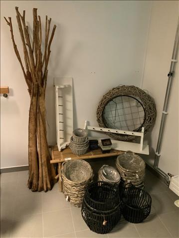 Bambu bänk, klädhängare, dekorations träd & div korgar olika storlekar mm