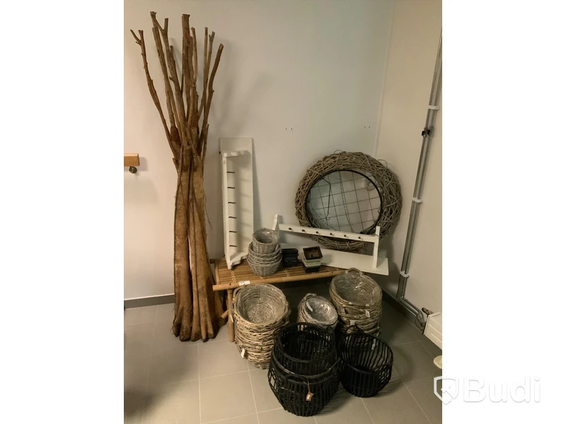 Bambu bänk, klädhängare, dekorations träd & div korgar olika storlekar mm