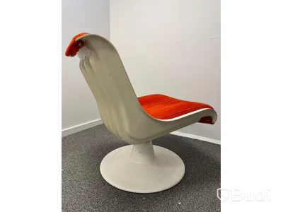 Fåtölj HAIMI samt svart plåtbord