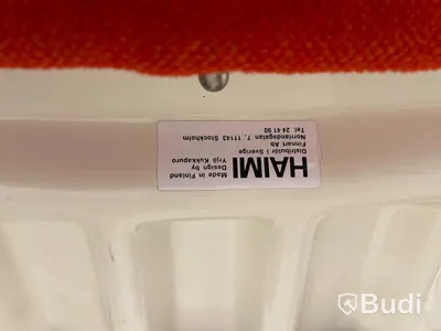 Fåtölj HAIMI samt svart plåtbord