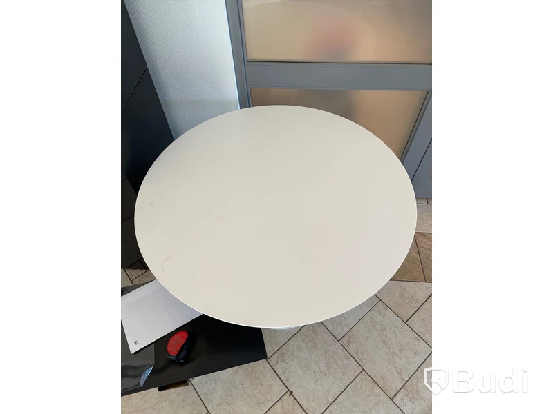 Runt vitt matbord