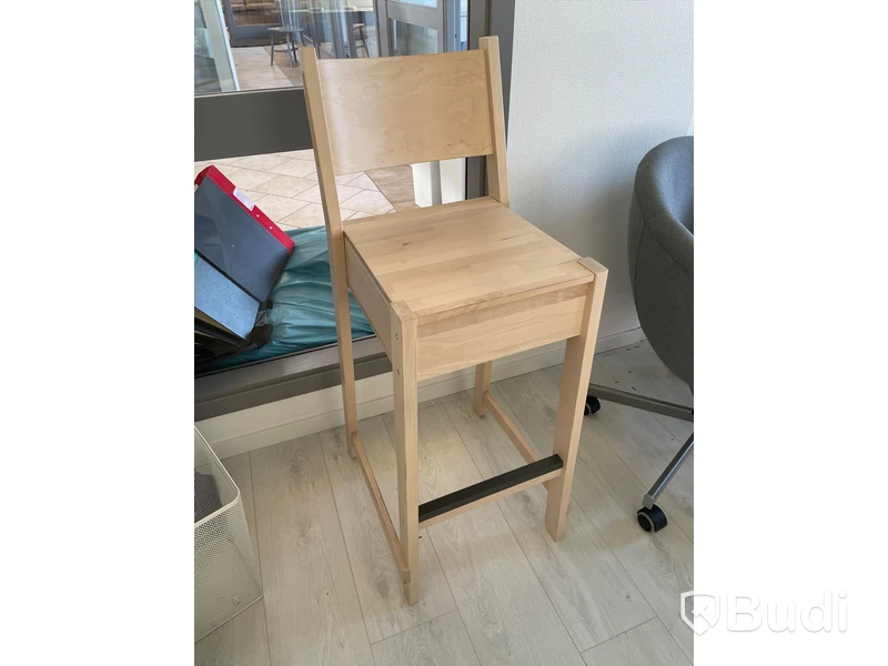 Hög trästol