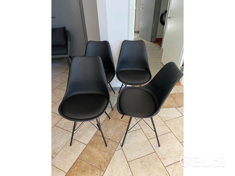 4st svarta plaststolar