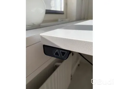 Elektriskt höj och sänkbart skrivbord vitt