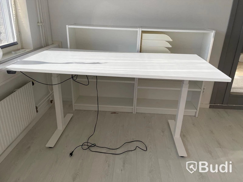 Elektriskt höj och sänkbart skrivbord vitt