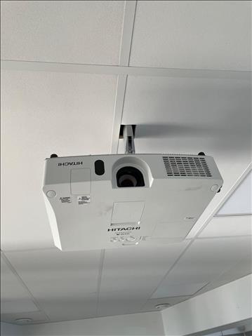 Projektor HITACHI CP-WX4022WN och Projektorduk celexon
