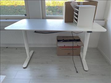 Elektriskt höj och sänkbart skrivbord vitt