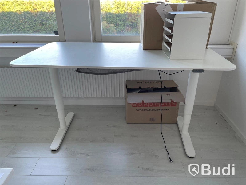 Elektriskt höj och sänkbart skrivbord vitt