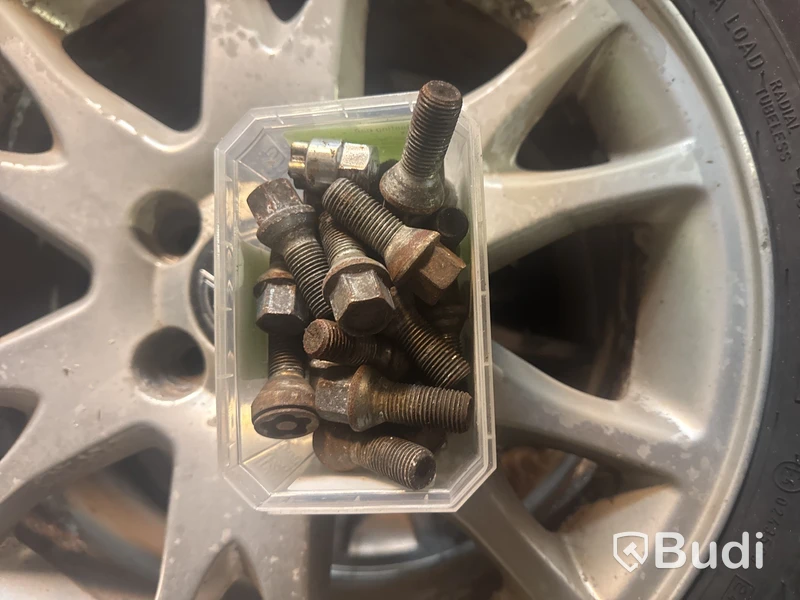 4 st vinterdäck med dubb nokian