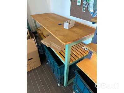 Arbetsbänk och hyllor i trä
