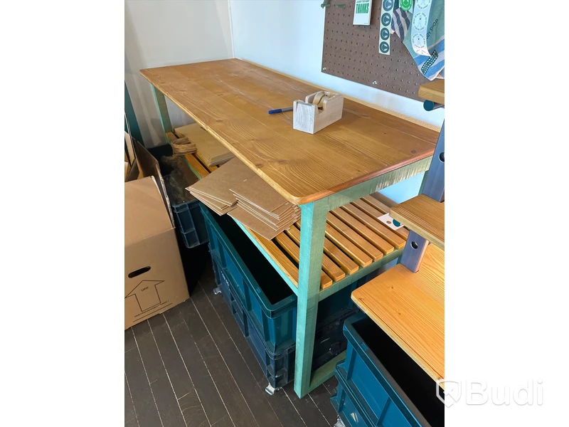 Arbetsbänk och hyllor i trä