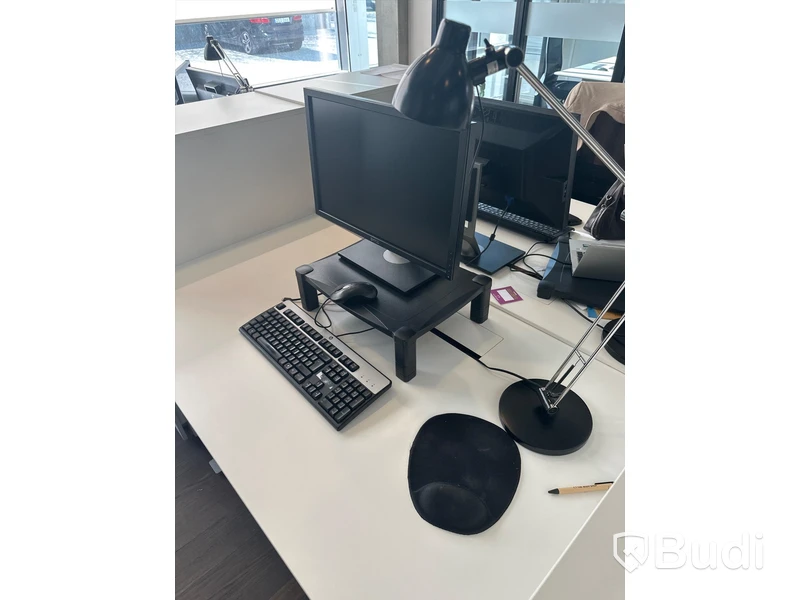 Höj och sänkbart skrivbord, skärm, bordslampa samt kontorsstol