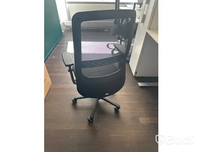 Höj och sänkbart skrivbord, skärm, bordslampa samt kontorsstol