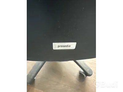 Höj och sänkbart skrivbord, skärm, bordslampa samt kontorsstol