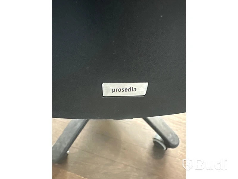 Höj och sänkbart skrivbord, skärm, bordslampa samt kontorsstol