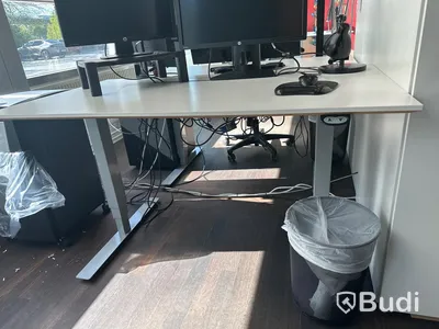 Höj och sänkbart skrivbord, skärm, bordslampa samt kontorsstol