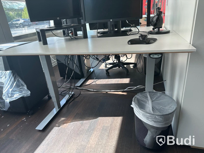 Höj och sänkbart skrivbord, skärm, bordslampa samt kontorsstol