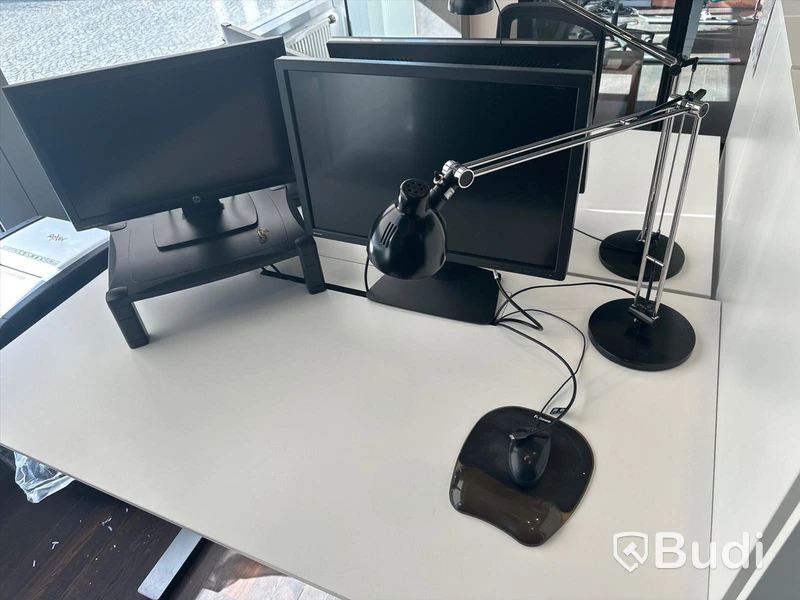 Höj och sänkbart skrivbord, skärm, bordslampa samt kontorsstol