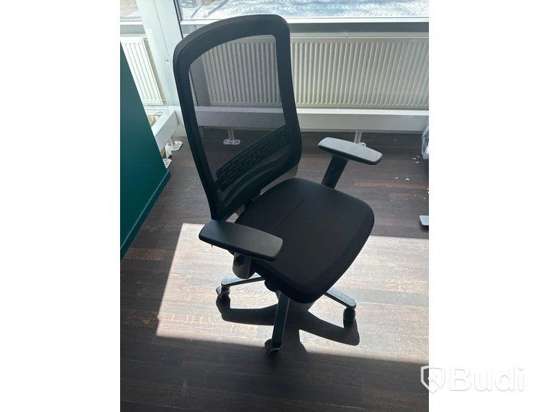 Höj och sänkbart skrivbord, skärm, bordslampa samt kontorsstol