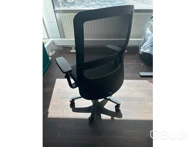 Höj och sänkbart skrivbord, skärm, bordslampa samt kontorsstol