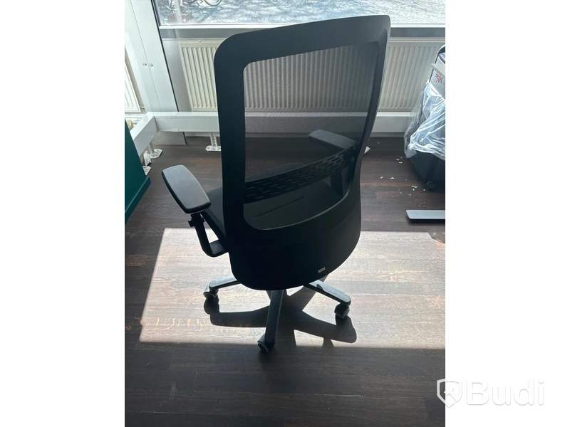 Höj och sänkbart skrivbord, skärm, bordslampa samt kontorsstol