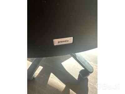 Höj och sänkbart skrivbord, skärm, bordslampa samt kontorsstol