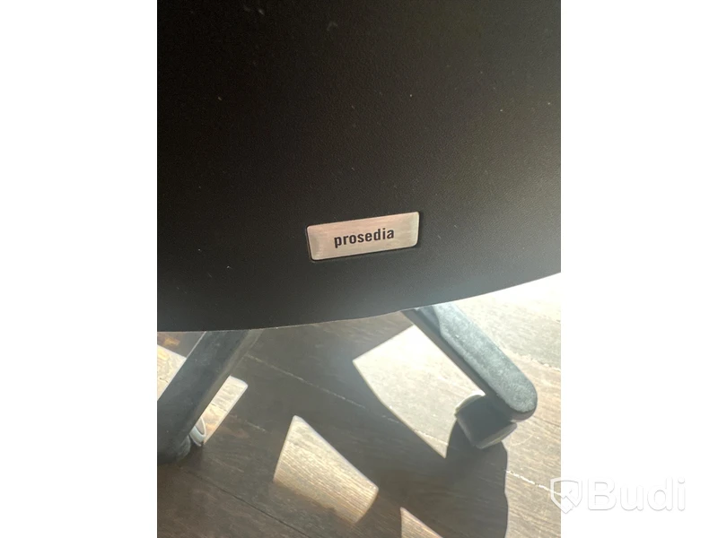 Höj och sänkbart skrivbord, skärm, bordslampa samt kontorsstol