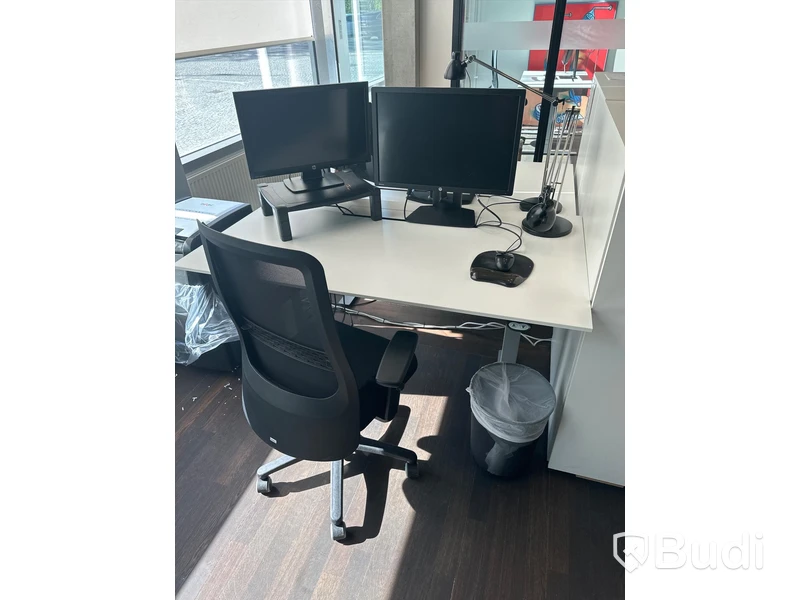 Höj och sänkbart skrivbord, skärm, bordslampa samt kontorsstol
