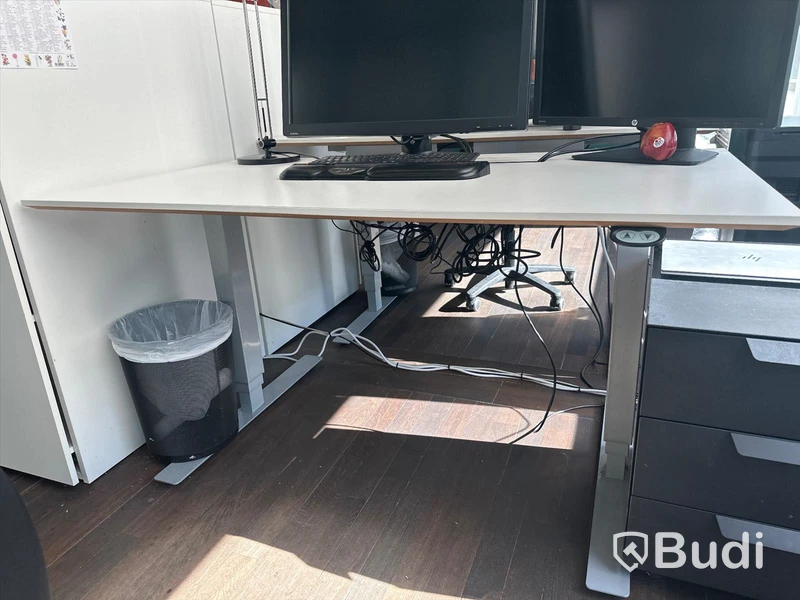 Höj och sänkbart skrivbord, skärm, bordslampa, hurts samt kontorsstol