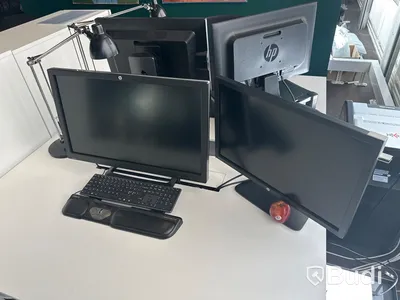 Höj och sänkbart skrivbord, skärm, bordslampa, hurts samt kontorsstol