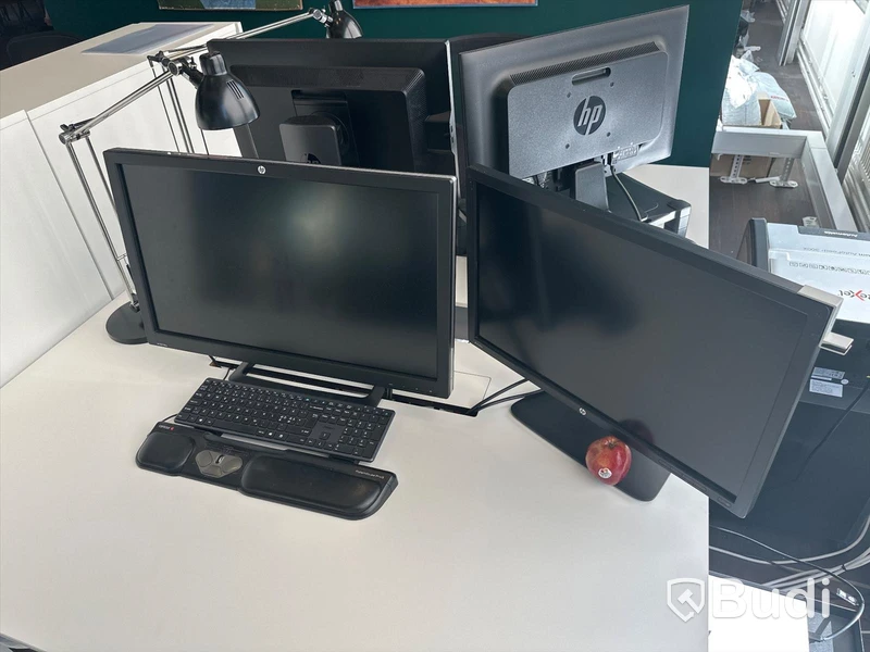 Höj och sänkbart skrivbord, skärm, bordslampa, hurts samt kontorsstol