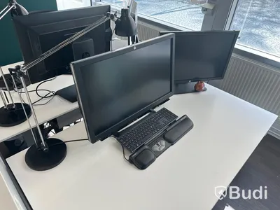 Höj och sänkbart skrivbord, skärm, bordslampa, hurts samt kontorsstol