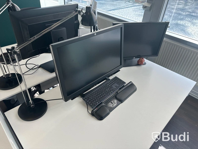 Höj och sänkbart skrivbord, skärm, bordslampa, hurts samt kontorsstol