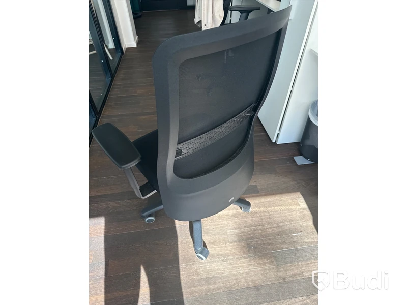 Höj och sänkbart skrivbord, skärm, bordslampa, hurts samt kontorsstol
