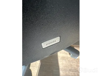 Höj och sänkbart skrivbord, skärm, bordslampa, hurts samt kontorsstol