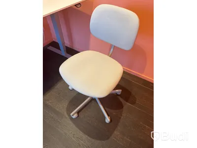 Höj och sänkbart skrivbord, skärm, bordslampa samt kontorsstol