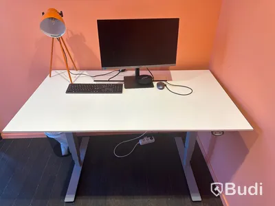 Höj och sänkbart skrivbord, skärm, bordslampa samt kontorsstol