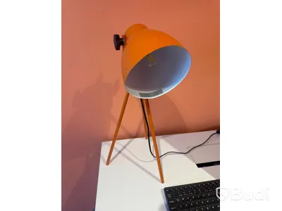 Höj och sänkbart skrivbord, skärm, bordslampa samt kontorsstol