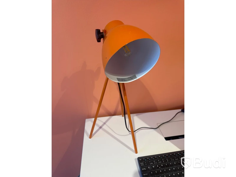 Höj och sänkbart skrivbord, skärm, bordslampa samt kontorsstol