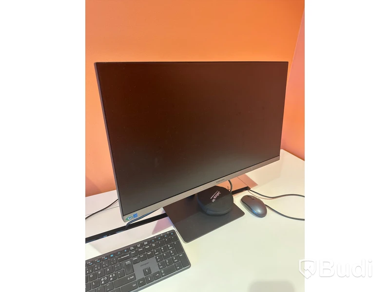 Höj och sänkbart skrivbord, skärm, bordslampa samt kontorsstol