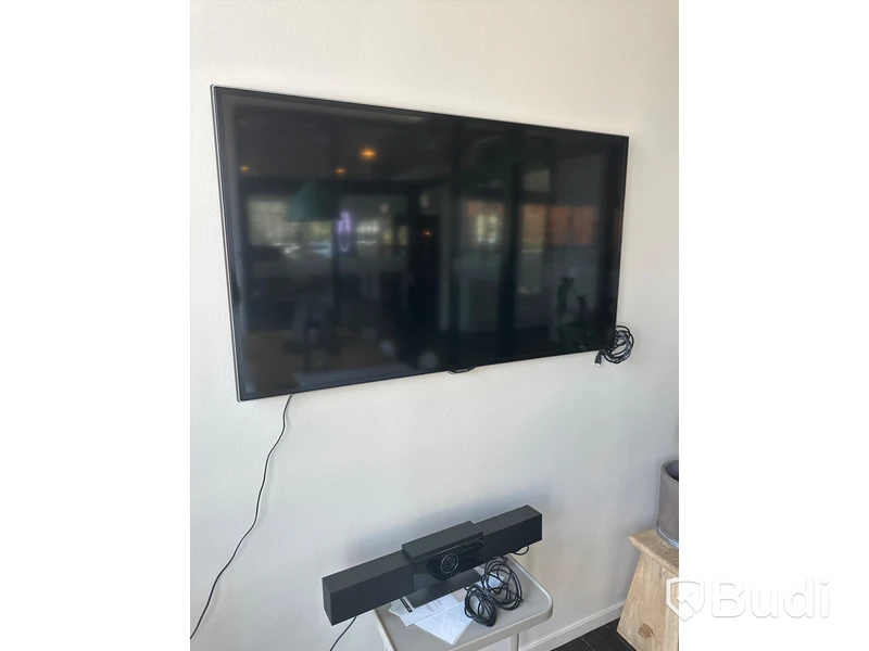 Tv samt konferenskamera - Samsung och poly