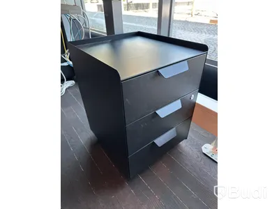 Höj och sänkbart skrivbord, skärm samt metallhurts